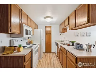 Photo #5: 1032167 Listing