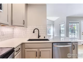 Photo #3: 1032214 Listing