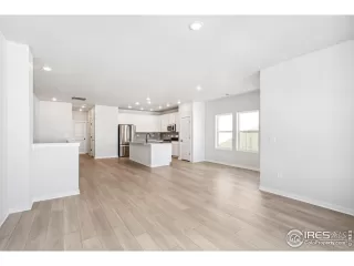 Photo #5: 1032343 Listing