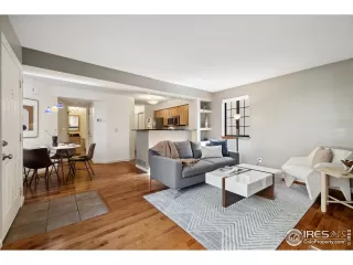 Photo #4: 1032358 Listing