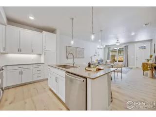 Photo #5: 1032421 Listing