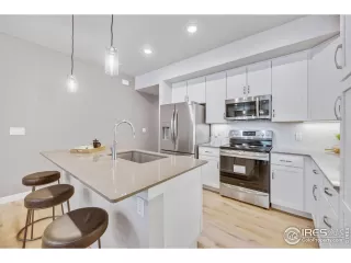 Photo #6: 1032421 Listing