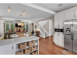 Photo #5: 1032617 Listing