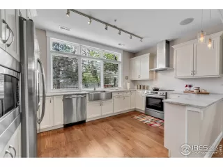 Photo #6: 1032617 Listing