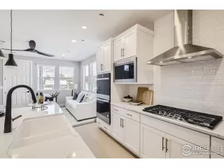 Photo #6: 1032988 Listing