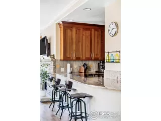 Photo #5: 1033360 Listing