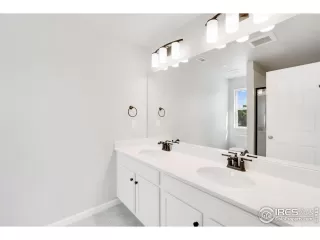 Photo #5: 1033651 Listing