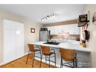 Photo #6: 1033847 Listing