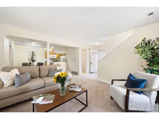 Photo #6: 1034602 Listing