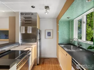 Photo #4: 1034613 Listing