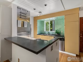 Photo #5: 1034613 Listing