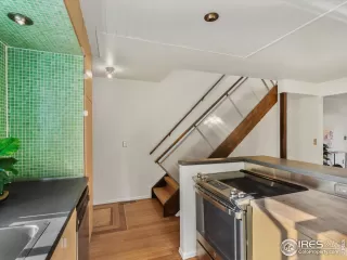 Photo #6: 1034613 Listing