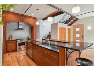 Photo #6: 1034668 Listing