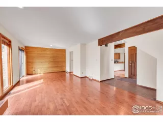 Photo #6: 1034735 Listing