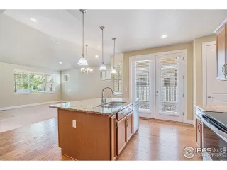 Photo #6: 1034928 Listing