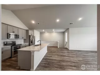 Photo #4: 1035606 Listing