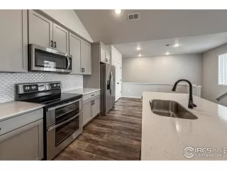 Photo #6: 1035606 Listing
