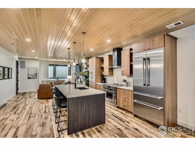 MLS: 1037010 Condo For Sale
