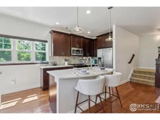 Photo #5: 1037082 Listing