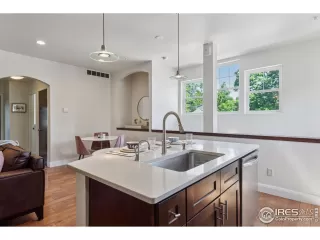 Photo #6: 1037082 Listing