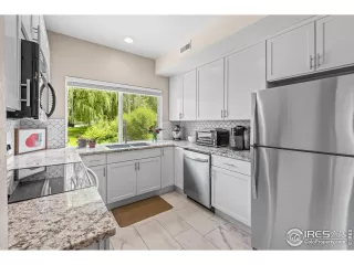 Photo #4: 1038033 Listing