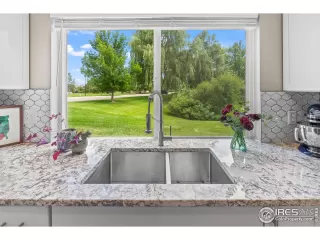 Photo #5: 1038033 Listing