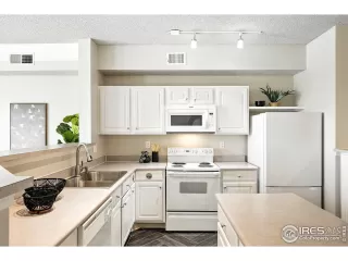 Photo #4: 1038204 Listing