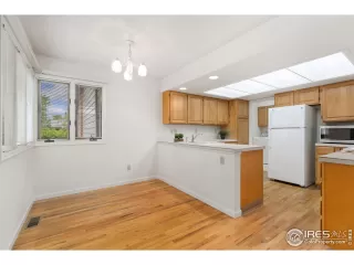 Photo #5: 1040367 Listing