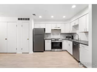 Photo #4: 1040453 Listing