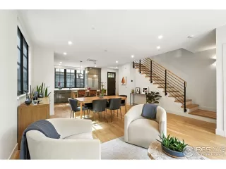 Photo #3: 1040803 Listing