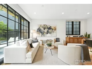 Photo #4: 1040803 Listing