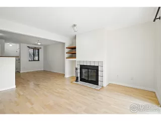 Photo #3: 1040833 Listing