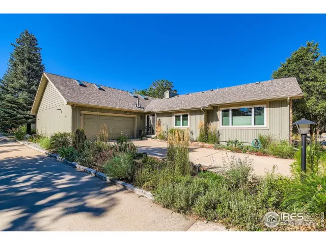 MLS: 1042028 Condo For Sale