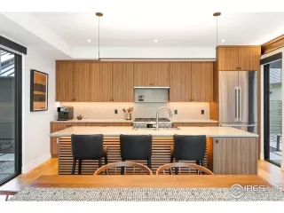 Photo #4: 1042113 Listing