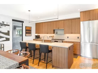 Photo #5: 1042113 Listing