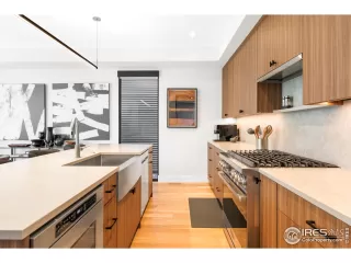 Photo #6: 1042113 Listing