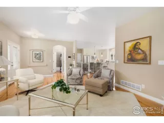 Photo #5: 1042317 Listing