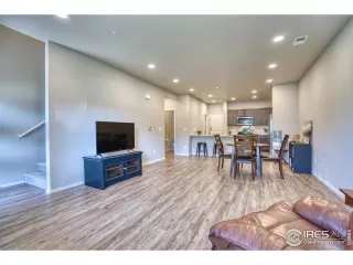 Photo #2: 1042623 Listing