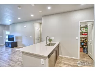 Photo #6: 1042623 Listing
