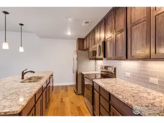 Photo #6: 1042631 Listing