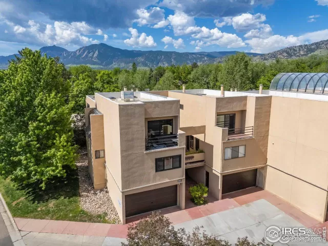 MLS: 1042854 Condo For Sale