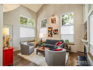 Photo #2: 1043289 Listing