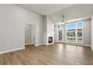 Photo #4: 1043758 Listing