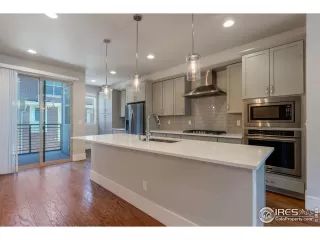 Photo #5: 1044996 Listing