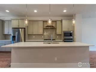 Photo #6: 1044996 Listing