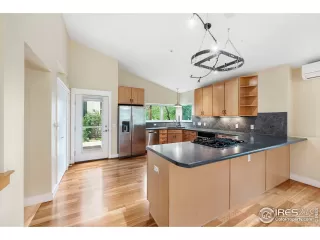 Photo #5: 1045379 Listing