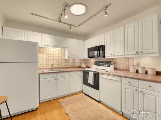 Photo #6: 1045916 Listing