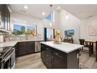 Photo #6: 1046430 Listing