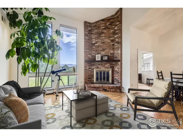 MLS: 1047304 Condo For Sale