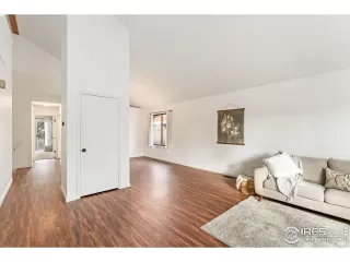 Photo #6: 1049588 Listing